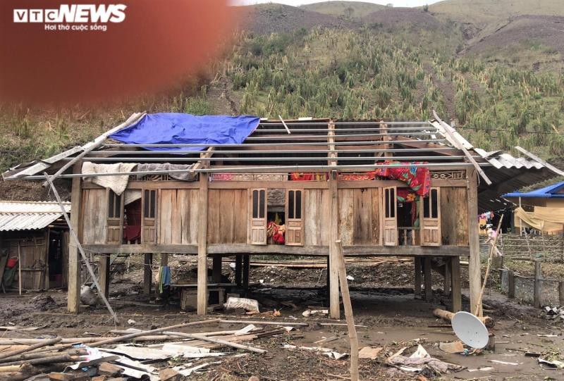 Ảnh: Công an Sơn La giúp dân sửa chữa hàng trăm ngôi nhà bị tốc mái